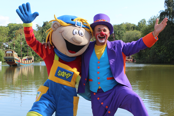 klovnen Gulio med Sommerland Sjælland Maskot Samy glade minder