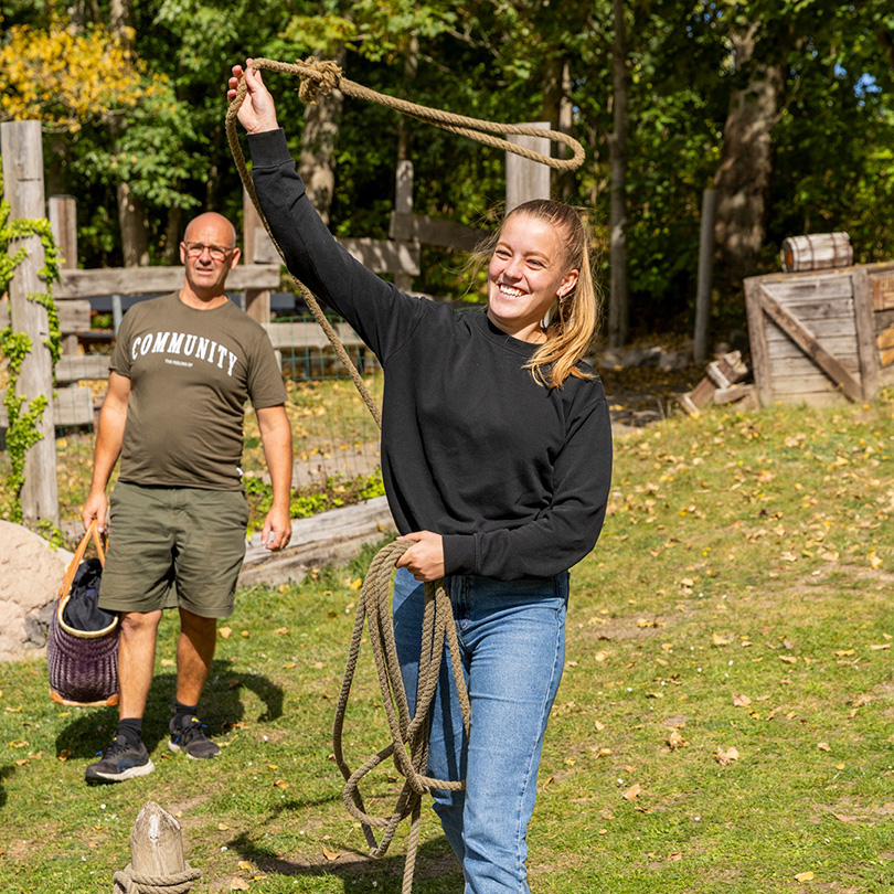 sommerlandsj-sommerland-sjaelland-gruppe-arrangement-firma-udflugt-privat-fest-underholdning-western-stemning-cowboyby-udfordring-leg-5-kamp-lasso-kast.jpg