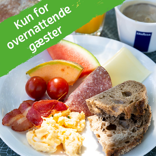 sommerlandsj-sommerland-sjaelland-forlystelsespark-odsherred-staycation-overnatning-sommer-ferie-hytte-shelter-morgen-mad-brunch-buffet-kun-for-overnattende-gaester.jpg